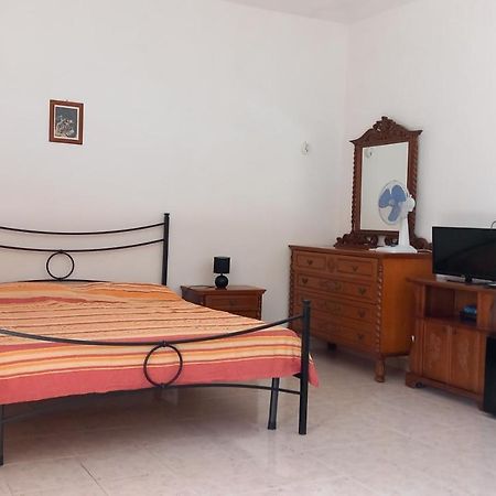 B&B Il Cortile Del Sole Olmedo Bagian luar foto