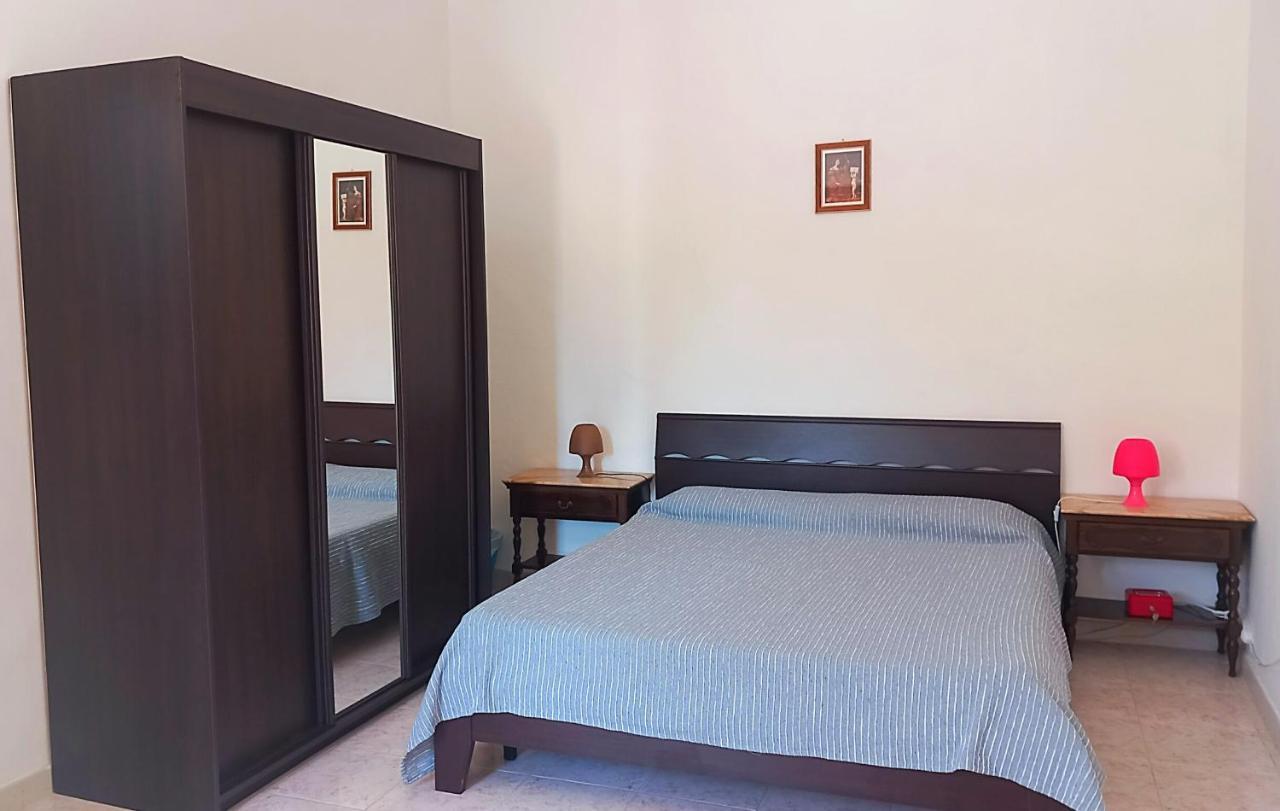 B&B Il Cortile Del Sole Olmedo Bagian luar foto