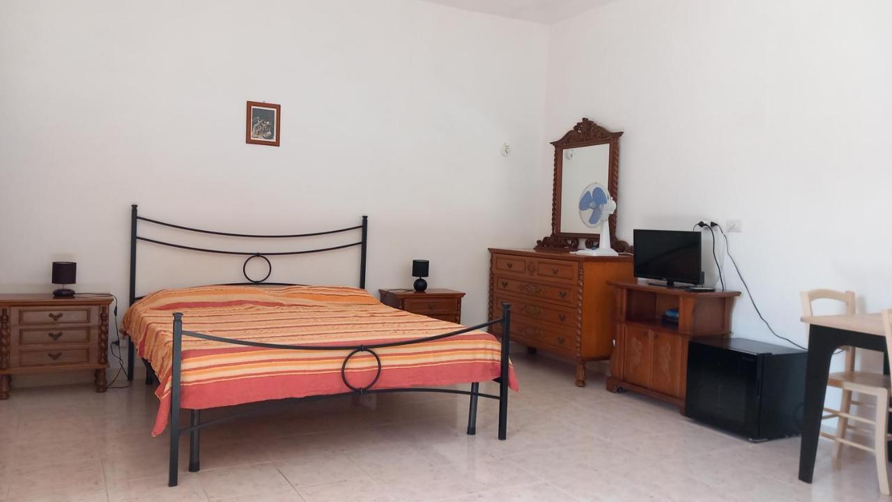 B&B Il Cortile Del Sole Olmedo Bagian luar foto