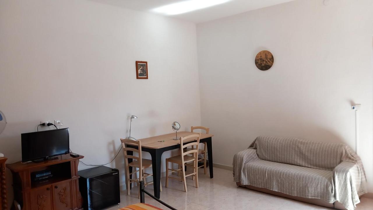 B&B Il Cortile Del Sole Olmedo Bagian luar foto